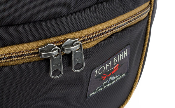 A close shot of the double zipper on the bottom pocket of the Guide's Edition Synapse 25.